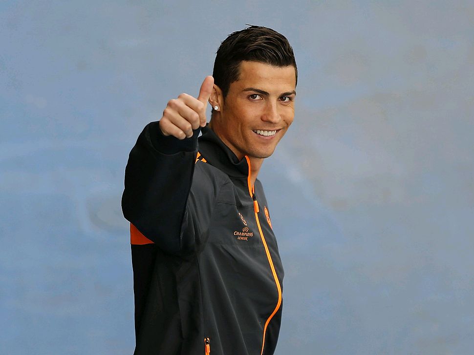 支持球队！欧文坐在场边观看独行侠对阵湖人的比赛