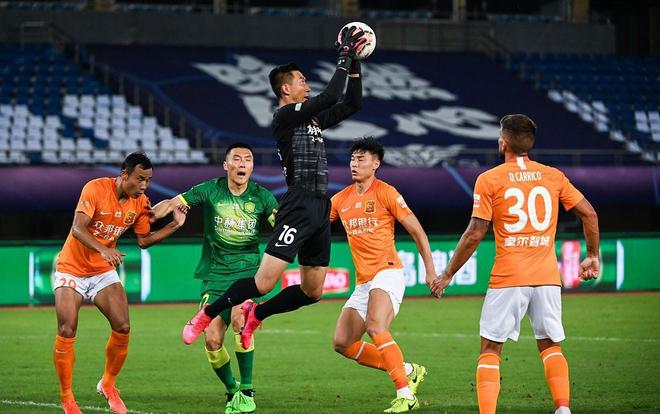 赵鸿刚因耳光大赛引发舆论，鸽武缘退位为信鸽爱好者，玄武挑战引发流量狂欢，传统武术遭网络戏谑与质疑。