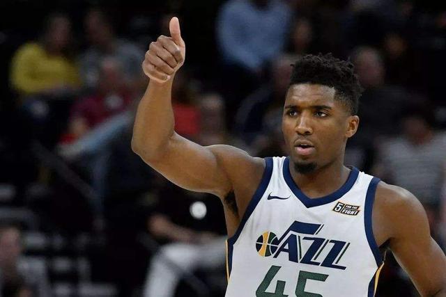 库明加被排除出轮转阵容，勇士半场10人得分领先公牛14分