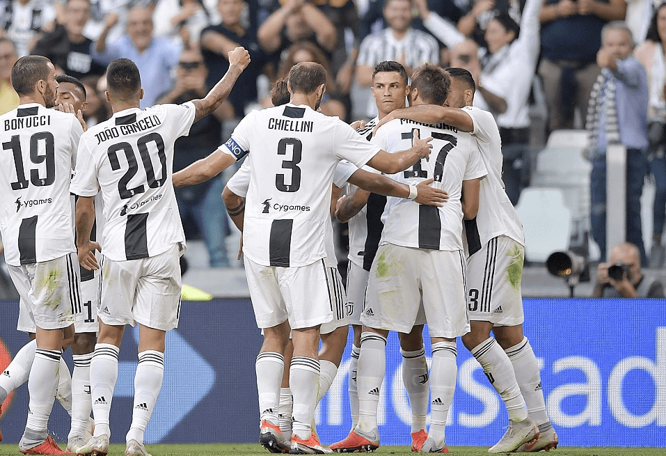 53岁齐达内上海街头踢毽子，与大妈迅速融入展现高球商风采